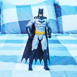 Batman Figur med grå och svart dräkt gul 30 cm DC Comics