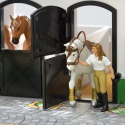 Micki Stall med paddock för leksakshästar