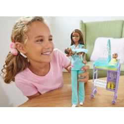 Barbie Doktor med bebisar och skötbord GKH23