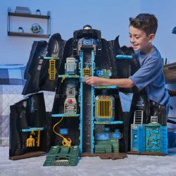 Batman Batcave Transforming Playset i form av en stor figur